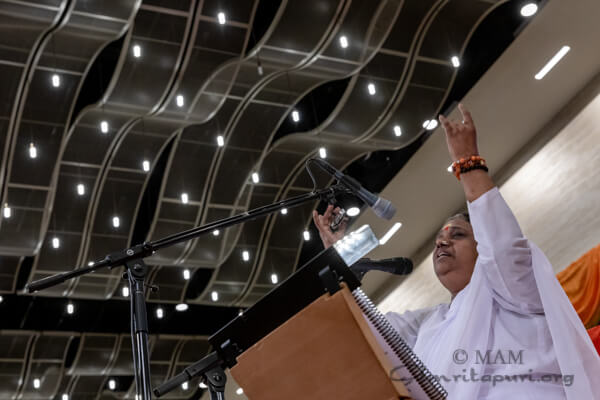 Amma leading bhajans.jpg